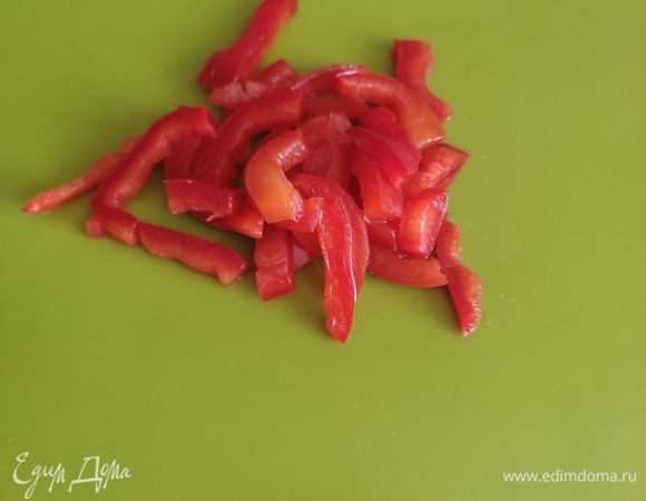 Болгарский перец нарезать соломкой.