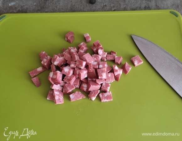 Колбасу можно взять любую, на ваш вкус, нарезать кубиком.