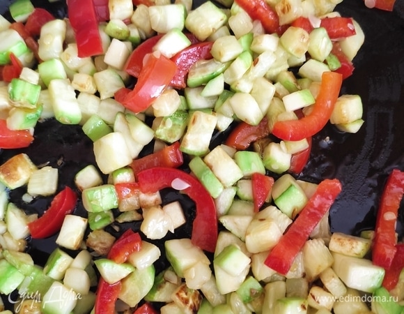 Кабачок и болгарский перец обжарить на растительном масле 3–5 минут до мягкости. Добавить колбасу, перемешать, попробовать на соль.