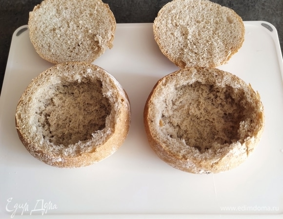 У булочек срезать верхушку, примерно 1 см. Из нижней части булочки вынуть мякоть, чтобы получилось похоже на чашечку.
