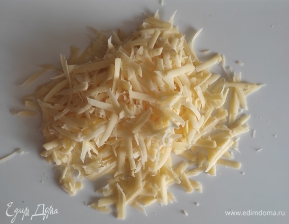 Сыр натереть на крупной терке.