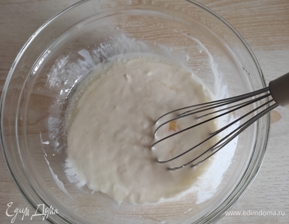 Для теста соединить кефир, растительное масло, яйца и сметану. Хорошо перемешать венчиком.