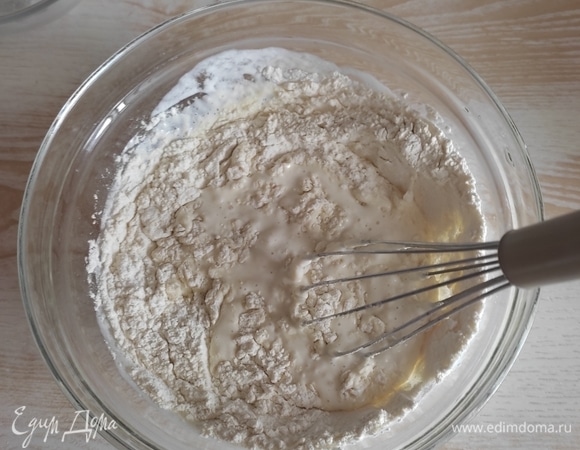 В отдельную миску просеять муку с разрыхлителем, добавить соль, перемешать. Постепенно ввести мучную смесь в чашу с жидкой смесью и перемешать до однородности.