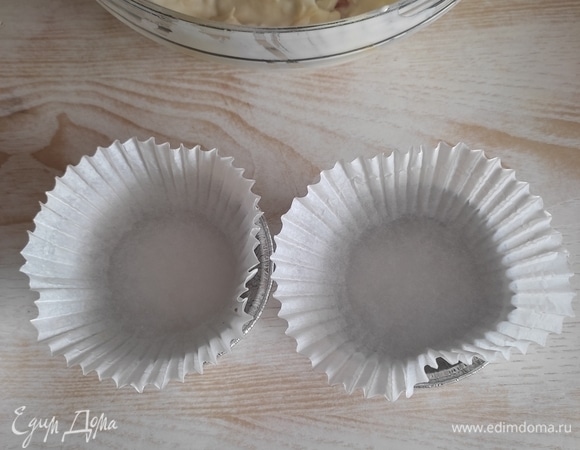 Формы для кексов можно брать любые, у меня алюминиевые. Я вставляю бумажные капсулы, их обязательно нужно смазать растительным маслом, чтобы кексы не прилипли.