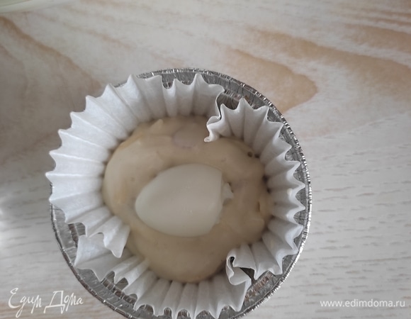 В формочку кладем 1 ст. ложку теста, в серединку помещаем перепелиное яйцо.