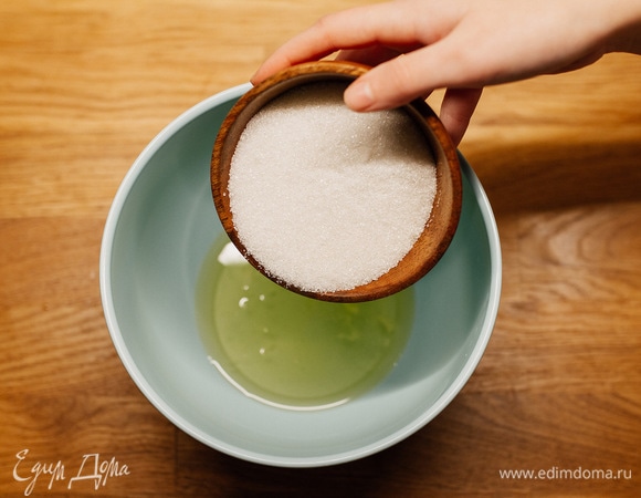 В белки добавить половину сахара.