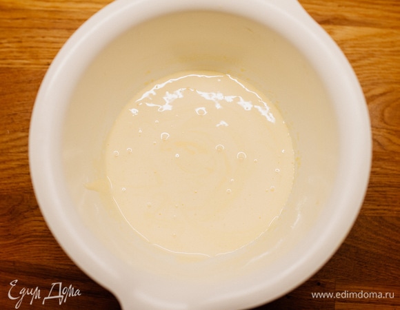 Желтки взбить с оставшейся половиной сахара.