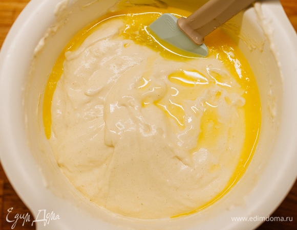 Влить растопленное масло комнатной температуры.