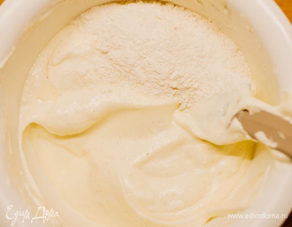 Муку соединить с разрыхлителем и постепенно вмешать в тесто. Добавить ванильный экстракт.