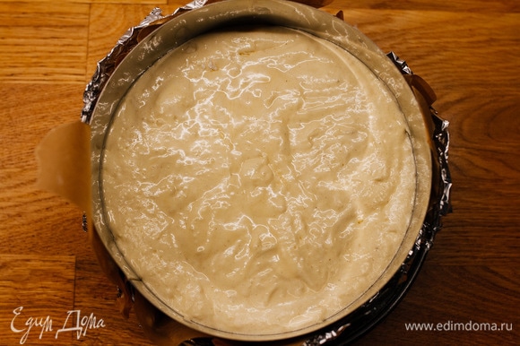 Переложить тесто в форму диаметром 18 см. Выпекать при 180°C, готовность проверить деревянной шпажкой, она должна быть сухой.