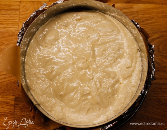 Переложить тесто в форму диаметром 18 см. Выпекать при 180°C, готовность проверить деревянной шпажкой, она должна быть сухой.