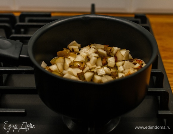 Груши нарезать мелким кубиком и выложить в сотейник.