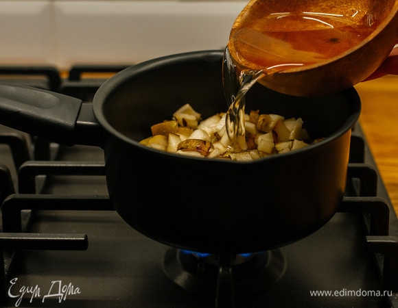 Добавить сахар, воду, ваниль и проварить груши несколько минут до полуготовности.