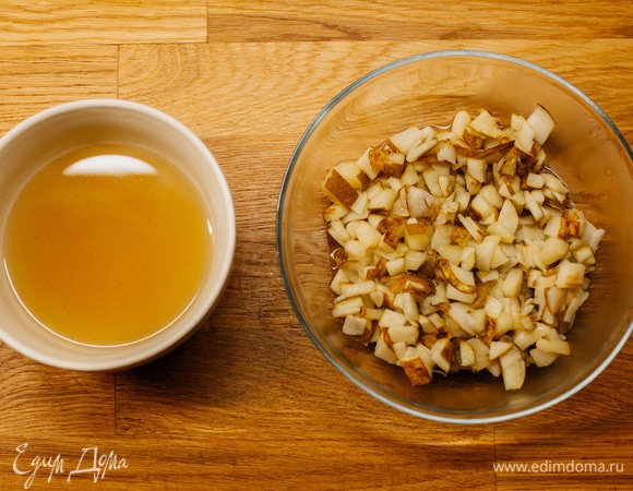 Слить с груш сироп в отдельную емкость.