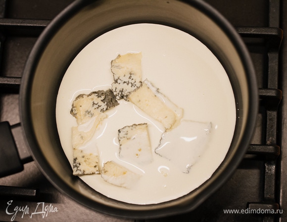 Сыр дорблю растворить в горячих сливках (50 мл) и охладить.