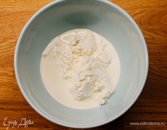 Творог протереть через сито, добавить сливки (150 мл).