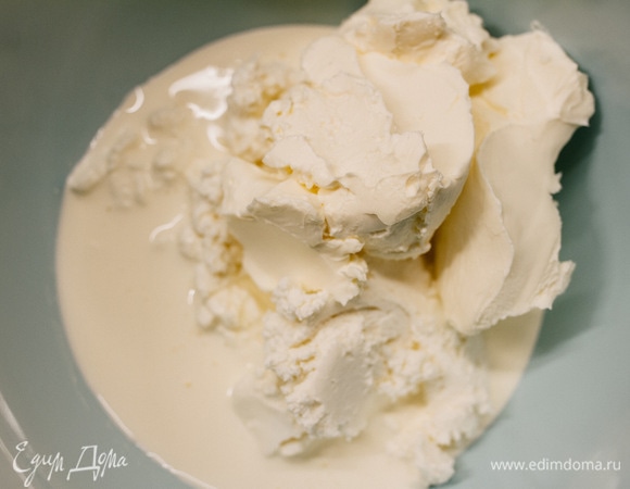 Следом — творожный сыр.