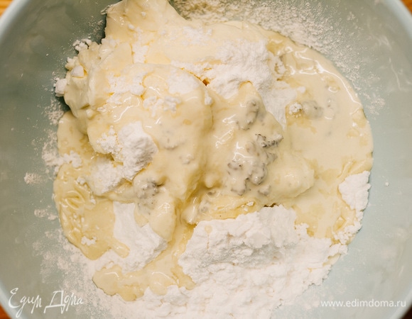 Затем добавить растворенный в сливках сыр.