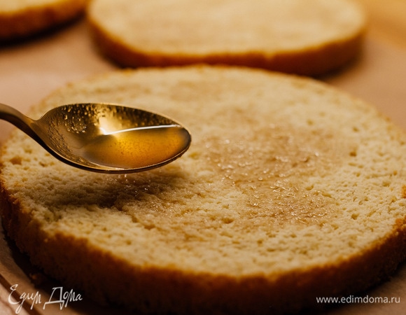 Каждый корж пропитать сиропом, в котором варились груши.