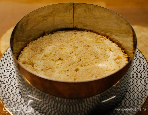 Собирать торт нужно в кольце, и крем удобнее переложить в кондитерский мешок. Выложить корж.