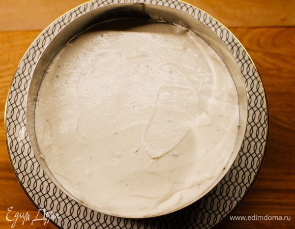 На начинку выложить крем и разровнять лопаткой.