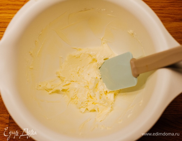 Масло комнатной температуры взбить до мягкости.