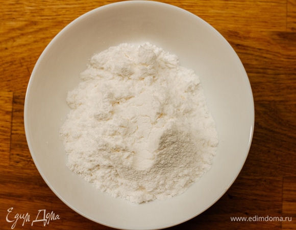 Просеять сахарную пудру к маслу и взбивать миксером 3–5 минут.