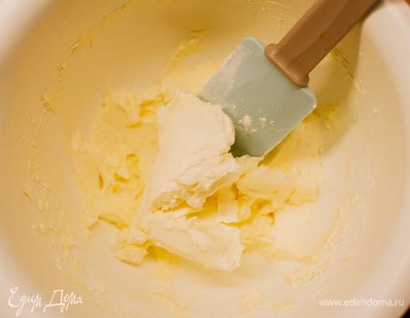 Добавить творожный сыр и еще раз взбить миксером.