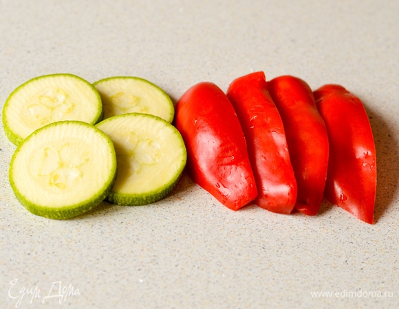 Кабачок и перец нарезать. Сбрызнуть растительным маслом.