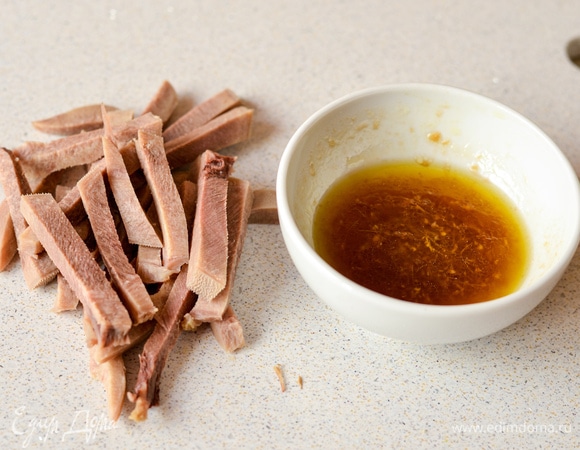 Отварной язык нарезать соломкой. Смешать все ингредиенты для заправки до однородности (имбирь натереть на мелкой терке).