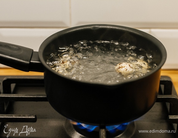 Перепелиные яйца бросить в кипящую воду и варить 5 минут.