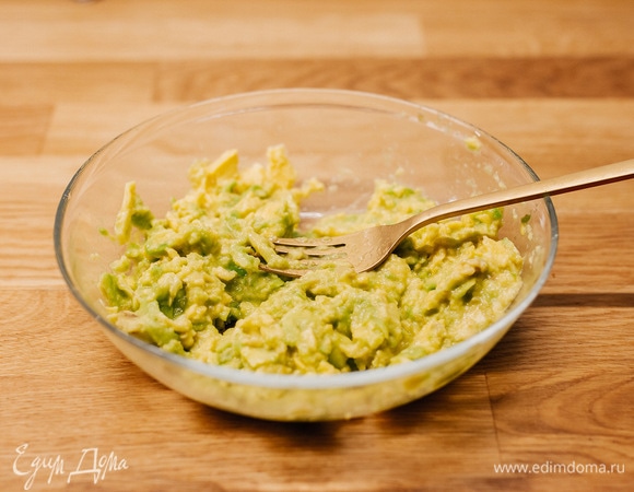 Мякоть авокадо размять вилкой до состояния пюре.