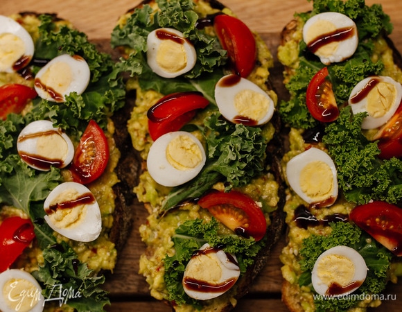 Полить тосты бальзамическим соусом. Приятного аппетита!