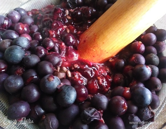 Затем перетереть ягоды через сито.