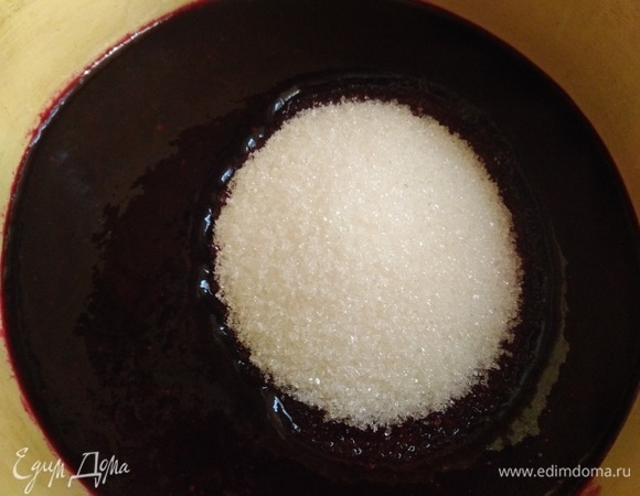 В полученный сок всыпать сахар. Из жмыха, кстати, можете приготовить морс и процедить.