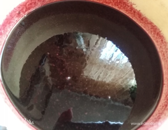 Поставить массу на огонь. Прогревать до полного растворения сахара, помешивая. Кипятить не надо.