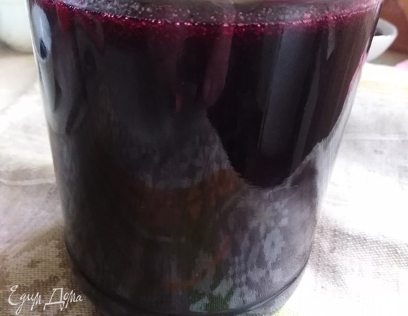 Горячим перелить в чистую стерилизованную банку.