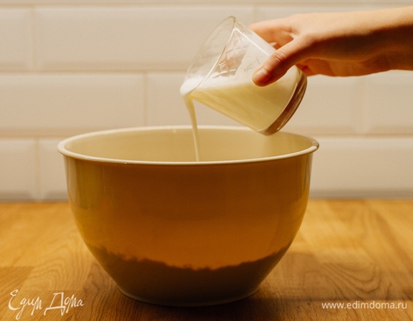 Добавить кефир.