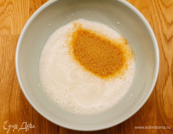 Белки взбить в крепкую пену, постепенно добавляя сахар.