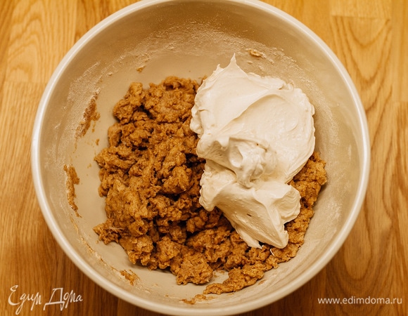 Постепенно ввести белки в тесто, аккуратно перемешивая.