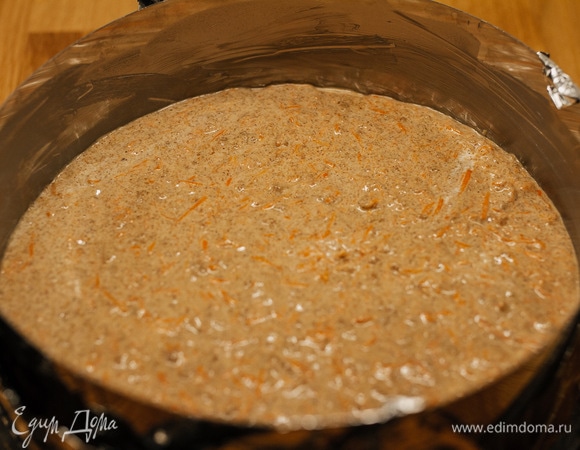 Форму смазать маслом и вылить тесто. Выпекать при 180°C 30–40 минут, готовность проверить деревянной шпажкой.