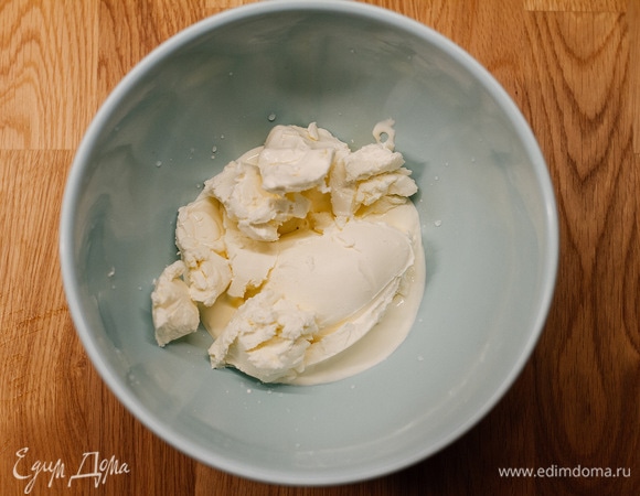Для крема в чаше соединить творожный сыр и сливки. Взбить. Можно добавить сахарную пудру в крем, но я люблю, когда он соленый.