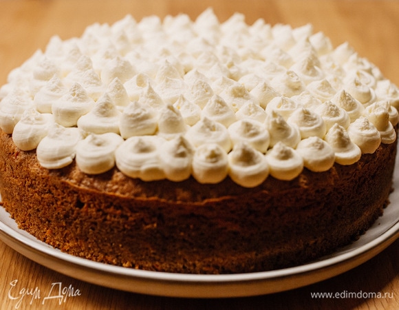 Остывший пирог украсить кремом. Будет очень вкусно, если еще посыпать сверху грецкими орехами и изюмом. Приятного аппетита!