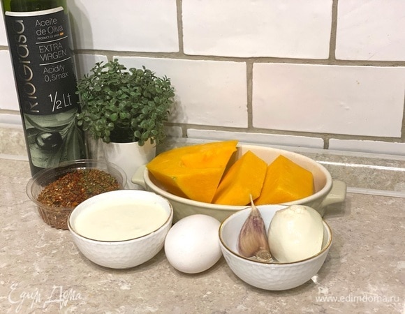 Очистите тыкву, нарежьте оранжевую мякоть средним кубиком. Чем меньше будут кусочки, тем быстрее приготовится блюдо.