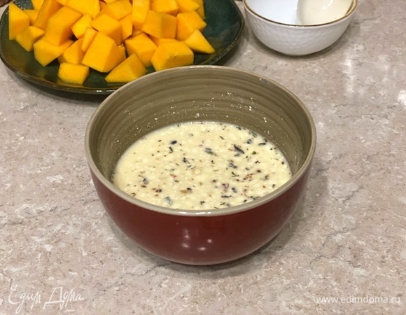 Смешайте сливки и яйцо со специями и солью. Добавьте в смесь небольшой зубчик измельченного чеснока. Его можно заменить на 0,5 ч. л. сушеного чеснока.