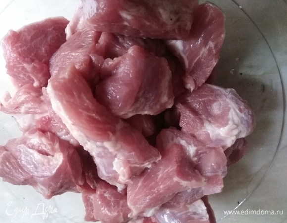 Мясо нарезать средними кусками.