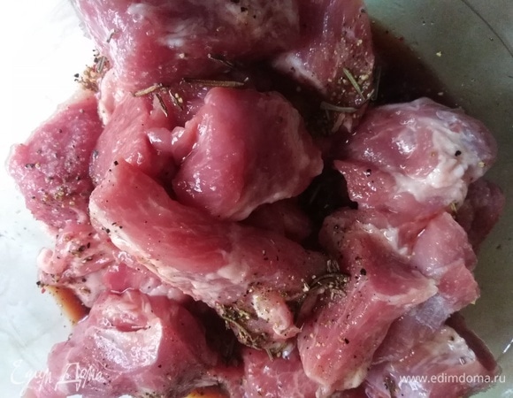 Посолить, посыпать розмарином, смесью свежемолотого перца. Влить вино. Хорошо перемешать, при этом сжимая куски мяса.