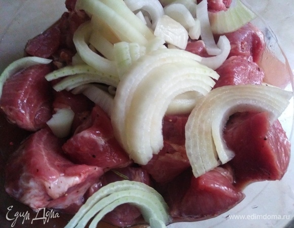 Добавить репчатый лук и еще раз перемешать. Оставить на 30 минут.