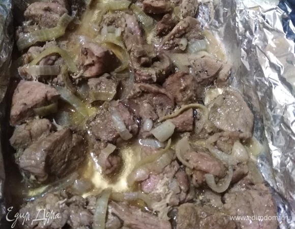 Накрыть фольгой. Поставить в холодную духовку, разогреть до 230°C и оставить на 20 минут. Духовку выключить и оставить в ней мясо, не разворачивая, на 1 час. Через 1 час мясо развернуть.