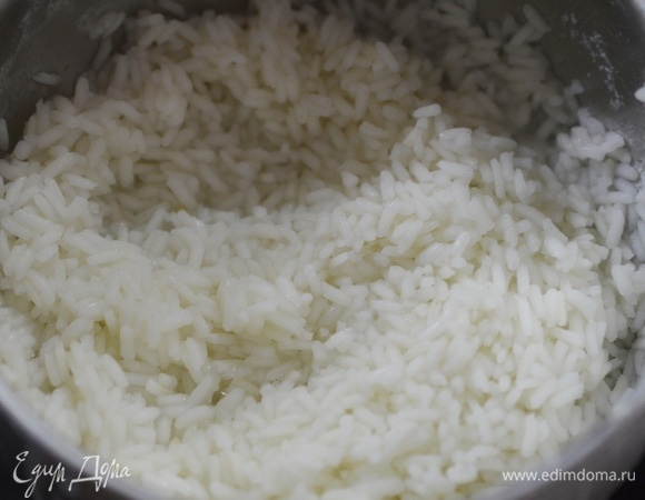 Рис отварите до готовности, охладите.
